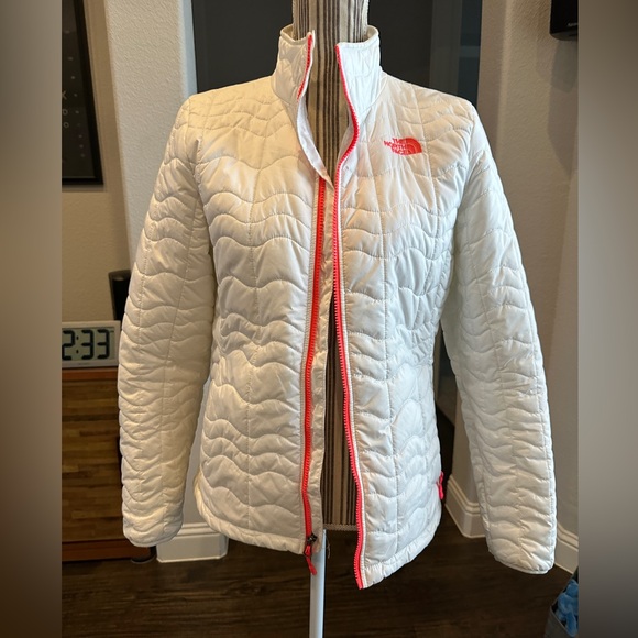 The North Face Women's White Jacket large puffer zip closure & pockets - Picture 3 of 15